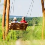 Vitaltour-Wein und Farbe-Weinwanderung an der Nahe Willkommen zu einem inspirierenden Anblick der Vitaltour-Wein und Farbe-Weinwanderung entlang der bezaubernden Nahe! Das Bild zeigt die Teilnehmer, wie sie bei einer geführten Tour die faszinierende Verbindung von Wein und Farbe erleben und die malerische Landschaft der Nahe genießen. Buchen Sie bei uns Touren durchs Nahetal und tauchen Sie ein in die Welt des Weins und der Kunst. Die Vitaltour-Wein und Farbe-Weinwanderung bietet Ihnen nicht nur die Möglichkeit, exquisite Weine zu probieren, sondern auch Ihre kreative Seite zu entdecken. Lassen Sie sich von den einzigartigen Farbinstallationen inspirieren und erleben Sie unvergessliche Momente der Verbindung von Kunst, Kultur und Genuss im Herzen des Nahetals.