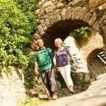 Vitaltour Wildgrafenweg-Wandern an der Nahe Willkommen zu einem inspirierenden Anblick der Vitaltour Wildgrafenweg entlang der malerischen Nahe! Das Bild zeigt die Wanderer, wie sie die faszinierende Landschaft erkunden und die unberührte Natur entlang des Wildgrafenwegs genießen. Buchen Sie bei uns Touren durchs Nahetal und tauchen Sie ein in die Welt des Wanderns. Der Vitaltour Wildgrafenweg bietet Ihnen die Möglichkeit, die beeindruckende Schönheit der Nahe-Region zu entdecken und gleichzeitig Ihre Gesundheit und Ihr Wohlbefinden zu fördern. Lassen Sie sich von der Ruhe der Natur und den malerischen Ausblicken verzaubern. Erleben Sie unvergessliche Momente, während Sie die Vitaltour Wildgrafenweg mit den Wanderern betrachten und die einzigartige Verbindung von Aktivität, Natur und Erholung im Herzen des Nahetals erleben.