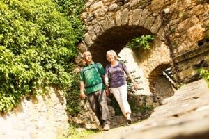 Vitaltour Wildgrafenweg-Wandern an der Nahe Willkommen zu einem inspirierenden Anblick der Vitaltour Wildgrafenweg entlang der malerischen Nahe! Das Bild zeigt die Wanderer, wie sie die faszinierende Landschaft erkunden und die unberührte Natur entlang des Wildgrafenwegs genießen. Buchen Sie bei uns Touren durchs Nahetal und tauchen Sie ein in die Welt des Wanderns. Der Vitaltour Wildgrafenweg bietet Ihnen die Möglichkeit, die beeindruckende Schönheit der Nahe-Region zu entdecken und gleichzeitig Ihre Gesundheit und Ihr Wohlbefinden zu fördern. Lassen Sie sich von der Ruhe der Natur und den malerischen Ausblicken verzaubern. Erleben Sie unvergessliche Momente, während Sie die Vitaltour Wildgrafenweg mit den Wanderern betrachten und die einzigartige Verbindung von Aktivität, Natur und Erholung im Herzen des Nahetals erleben.