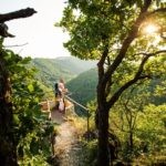 Wandern an der Nahe-Vitaltour Felsengarten Willkommen zu einem atemberaubenden Anblick des Wanderns an der Nahe entlang der Vitaltour Felsengarten! Das Bild zeigt die Wanderer an einem beeindruckenden Aussichtspunkt im Felsengarten, wo sie den malerischen Blick auf das Nahetal genießen können. Buchen Sie bei uns Touren durchs Nahetal und tauchen Sie ein in die faszinierende Welt des Wanderns. Die Vitaltour Felsengarten bietet Ihnen die Möglichkeit, die Schönheit der Natur zu erleben und gleichzeitig Ihre Gesundheit und Ihr Wohlbefinden zu fördern. Genießen Sie unvergessliche Momente, während Sie die Wanderer an diesem spektakulären Aussichtspunkt betrachten und die harmonische Verbindung von Aktivität, Natur und Entspannung im Herzen des Nahetals spüren.
