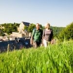 Wandern an der Nahe-Weinbauregion Nahe-Landkreis Bad Kreuznach Willkommen zu einem atemberaubenden Anblick des Wanderns an der Nahe in der malerischen Weinbauregion Nahe im Landkreis Bad Kreuznach! Das Bild zeigt die Wanderer, wie sie die faszinierende Landschaft der Nahe erkunden und dabei die idyllischen Weinberge bewundern. Buchen Sie bei uns Touren durchs Nahetal und erleben Sie die perfekte Kombination aus Wandern und Wein. Die Weinbauregion Nahe bietet Ihnen nicht nur eine atemberaubende Naturkulisse, sondern auch exzellente Weine, die Sie auf Ihrer Wanderung entlang der Nahe verkosten können. Genießen Sie unvergessliche Momente, während Sie die Wanderer in dieser einzigartigen Umgebung betrachten und die harmonische Verbindung von Aktivität, Natur und Genuss im Herzen des Nahetals spüren.