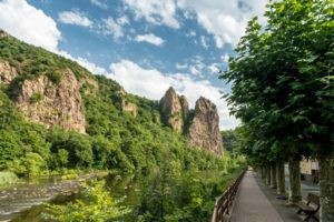 Weinbauregion Nahe-Fahrradfahren an der Nahe-Landkreis Bad Kreuznach Willkommen zu einem beeindruckenden Anblick des Rheingrafensteins entlang des Fahrradwegs an der malerischen Nahe! Das Bild zeigt den majestätischen Rheingrafenstein, der sich stolz über dem Fluss erhebt, während Radfahrer die idyllische Landschaft der Nahe erkunden. Buchen Sie bei uns Touren entlang der Nahe und erleben Sie die faszinierende Kombination aus Fahrradfahren und Natur. Der Fahrradweg entlang der Nahe bietet Ihnen nicht nur die Möglichkeit, die herrliche Aussicht auf den Rheingrafenstein zu genießen, sondern auch die Schönheit der umliegenden Weinberge und malerischen Ortschaften zu entdecken. Erleben Sie unvergessliche Momente, während Sie das Bild der Radfahrer am Rheingrafenstein betrachten und die harmonische Verbindung von Aktivität, Natur und Entspannung im Herzen des Nahetals spüren.