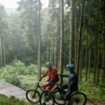 Weinbauregion Nahe-Fahrradfahren an der Nahe-Landkreis Bad Kreuznach Willkommen zu einem herrlichen Anblick der Weinbauregion Nahe, während Radfahrer entlang der malerischen Nahe im Landkreis Bad Kreuznach fahren! Das Bild zeigt die idyllische Landschaft der Weinbauregion Nahe, in der Radfahrer die reizvollen Wege entlang der Nahe erkunden. Buchen Sie bei uns Touren entlang der Nahe und entdecken Sie die perfekte Kombination aus Fahrradfahren und Genuss. Die Weinbauregion Nahe bietet Ihnen nicht nur eine atemberaubende Naturkulisse, sondern auch erlesene Weine, die Sie auf Ihrer Radtour entlang der Nahe verkosten können. Genießen Sie unvergessliche Momente, während Sie das Bild der Radfahrer in dieser einzigartigen Umgebung betrachten und die harmonische Verbindung von Aktivität, Natur und Wein im Herzen des Nahetals spüren.