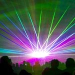 Weinevent-Weinfest-Weinbauregion Nahe Willkommen zu einem faszinierenden Anblick eines Weinevents in der bezaubernden Weinbauregion Nahe! Das Bild zeigt ein aufregendes Weinfest, bei dem Besucher mit einer atemberaubenden Lasershow unterhalten werden. Buchen Sie bei uns Touren in die Weinbauregion Nahe und erleben Sie unvergessliche Weinevents, die Ihre Sinne begeistern. Die Weinbauregion Nahe bietet Ihnen nicht nur erstklassige Weine, sondern auch einzigartige Veranstaltungen, bei denen Sie den Genuss der edlen Tropfen mit spektakulären Showeinlagen verbinden können. Genießen Sie unvergessliche Momente, während Sie das Bild des Weinevents mit der beeindruckenden Lasershow betrachten und die harmonische Verbindung von Weingenuss, Kultur und Unterhaltung im Herzen des Nahetals spüren.