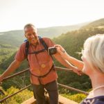Weinwanderung-Vitaltour Felsengarten-Nahe Tauchen Sie ein in die faszinierende Welt des Weins und der Natur bei einer Weinwanderung entlang der Vitaltour Felsengarten in der malerischen Nahe-Region! Das Bild zeigt zwei begeisterte Wanderer, wie sie auf dem Weg durch die idyllischen Weinberge die Schönheit der Natur und die aromatische Vielfalt der Weine entdecken. Buchen Sie bei uns Touren durch die Weinbauregion Nahe und lassen Sie sich von der Verbindung von Aktivität, Genuss und atemberaubender Landschaft begeistern. Die Weinwanderung entlang der Vitaltour Felsengarten bietet Ihnen nicht nur spannende Einblicke in den Weinbau, sondern auch die Möglichkeit, die lokale Weinkultur zu erleben und die köstlichen Weine der Region zu kosten. Erleben Sie unvergessliche Momente, während Sie das Bild der Weinwanderung mit den beiden Wanderern betrachten und die harmonische Verbindung von Natur, Aktivität und Genuss im Herzen des Nahetals spüren.