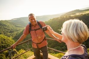 Weinwanderung-Vitaltour Felsengarten-Nahe Tauchen Sie ein in die faszinierende Welt des Weins und der Natur bei einer Weinwanderung entlang der Vitaltour Felsengarten in der malerischen Nahe-Region! Das Bild zeigt zwei begeisterte Wanderer, wie sie auf dem Weg durch die idyllischen Weinberge die Schönheit der Natur und die aromatische Vielfalt der Weine entdecken. Buchen Sie bei uns Touren durch die Weinbauregion Nahe und lassen Sie sich von der Verbindung von Aktivität, Genuss und atemberaubender Landschaft begeistern. Die Weinwanderung entlang der Vitaltour Felsengarten bietet Ihnen nicht nur spannende Einblicke in den Weinbau, sondern auch die Möglichkeit, die lokale Weinkultur zu erleben und die köstlichen Weine der Region zu kosten. Erleben Sie unvergessliche Momente, während Sie das Bild der Weinwanderung mit den beiden Wanderern betrachten und die harmonische Verbindung von Natur, Aktivität und Genuss im Herzen des Nahetals spüren.