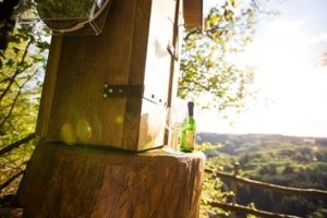 Weinwanderung an der nahe Erleben Sie die perfekte Kombination aus Wandern und Weingenuss entlang der malerischen Nahe bei Bad Kreuznach! Das Bild zeigt eine Flasche Wein, die auf einem Wanderweg inmitten der bezaubernden Landschaft der Nahe platziert ist. Buchen Sie bei uns Touren entlang der Nahe und entdecken Sie die Vielfalt der Weine, während Sie die natürliche Schönheit dieser Region erkunden. Der Wanderweg entlang der Nahe bietet Ihnen nicht nur herrliche Ausblicke und erfrischende Spaziergänge, sondern auch die Möglichkeit, lokale Weine zu verkosten und die Aromen der Weinbauregion Nahe zu entdecken. Genießen Sie unvergessliche Momente, während Sie das Bild der Weinflasche an diesem idyllischen Wanderweg betrachten und die harmonische Verbindung von Natur, Aktivität und Weingenuss im Herzen des Nahetals spüren.