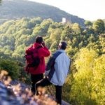 Weinwanderung im Weinanbaugebiet Nahe Erleben Sie die Faszination einer Weinwanderung im bezaubernden Weinanbaugebiet Nahe! Das Bild zeigt eine Gruppe von Weingenießern, die entlang der idyllischen Weinberge wandern und dabei die reiche Weintradition dieser Region entdecken. Buchen Sie bei uns Touren durch das Weinanbaugebiet Nahe und lassen Sie sich von den aromatischen Weinen und der atemberaubenden Landschaft verzaubern. Die Weinwanderung bietet Ihnen nicht nur die Möglichkeit, die Vielfalt der Weine zu erkunden, sondern auch die Kultur und Geschichte des Weinbaus kennenzulernen. Genießen Sie unvergessliche Momente, während Sie das Bild der Weinwanderung betrachten und die harmonische Verbindung von Natur, Kultur und Weingenuss im Herzen des Nahetals spüren.
