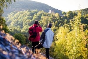 Weinwanderung im Weinanbaugebiet Nahe Erleben Sie die Faszination einer Weinwanderung im bezaubernden Weinanbaugebiet Nahe! Das Bild zeigt eine Gruppe von Weingenießern, die entlang der idyllischen Weinberge wandern und dabei die reiche Weintradition dieser Region entdecken. Buchen Sie bei uns Touren durch das Weinanbaugebiet Nahe und lassen Sie sich von den aromatischen Weinen und der atemberaubenden Landschaft verzaubern. Die Weinwanderung bietet Ihnen nicht nur die Möglichkeit, die Vielfalt der Weine zu erkunden, sondern auch die Kultur und Geschichte des Weinbaus kennenzulernen. Genießen Sie unvergessliche Momente, während Sie das Bild der Weinwanderung betrachten und die harmonische Verbindung von Natur, Kultur und Weingenuss im Herzen des Nahetals spüren.