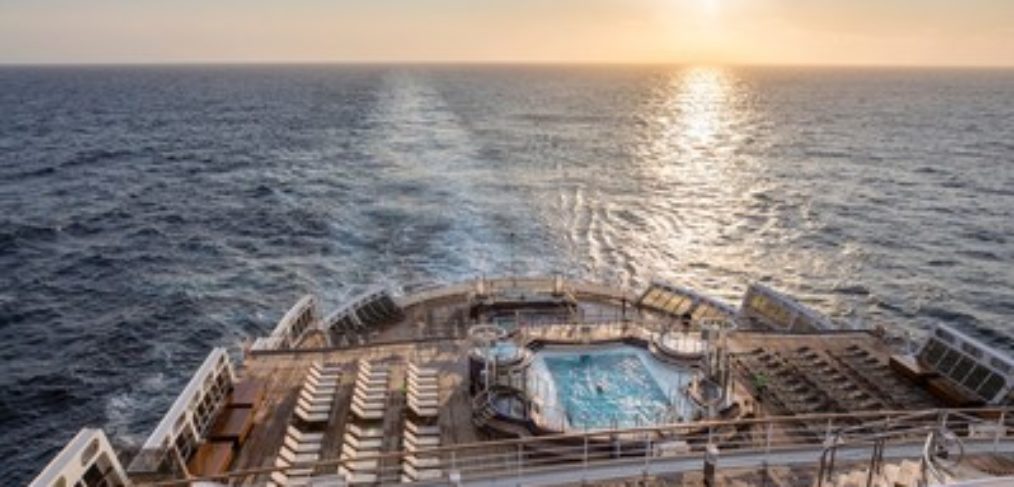 Cunard-Queen Mary 2-Kreuzfahrt buchen-Deck mit Pool Auf dem Bild ist das Deck mit Pool der Cunard-Queen Mary 2 zu sehen, einem luxuriösen Kreuzfahrtschiff, das für seinen erstklassigen Service und seine elegante Ausstattung bekannt ist. Das weitläufige Pooldeck bietet den Gästen die Möglichkeit, sich zu entspannen, während sie die malerische Aussicht auf das offene Meer genießen. Erfrischen Sie sich im kristallklaren Wasser des Pools oder entspannen Sie auf den komfortablen Liegestühlen und genießen Sie die warme Sonne. Die Queen Mary 2 bietet ein unvergleichliches Erlebnis auf hoher See, das Luxus und Entspannung vereint.