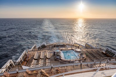 Cunard-Queen Mary 2-Kreuzfahrt buchen-Deck mit Pool Auf dem Bild ist das Deck mit Pool der Cunard-Queen Mary 2 zu sehen, einem luxuriösen Kreuzfahrtschiff, das für seinen erstklassigen Service und seine elegante Ausstattung bekannt ist. Das weitläufige Pooldeck bietet den Gästen die Möglichkeit, sich zu entspannen, während sie die malerische Aussicht auf das offene Meer genießen. Erfrischen Sie sich im kristallklaren Wasser des Pools oder entspannen Sie auf den komfortablen Liegestühlen und genießen Sie die warme Sonne. Die Queen Mary 2 bietet ein unvergleichliches Erlebnis auf hoher See, das Luxus und Entspannung vereint.