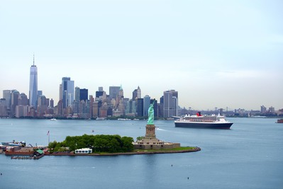 Cunard Queen Mary 2 New York-Luxuskreuzfahrt Weltreise Erleben Sie den unvergleichlichen Luxus an Bord der Cunard Queen Mary 2 auf ihrer Weltreise. Das Bild zeigt das majestätische Kreuzfahrtschiff im Hafen von New York. Tauchen Sie ein in eine Welt voller Eleganz und Stil, während Sie die atemberaubenden Ausblicke auf die berühmte Skyline von Manhattan genießen. Auf dieser Luxuskreuzfahrt werden Sie mit erstklassigem Service, exquisiter Küche und einem umfangreichen Unterhaltungsprogramm verwöhnt. Die Cunard Queen Mary 2 verspricht eine unvergessliche Reise um die Welt.