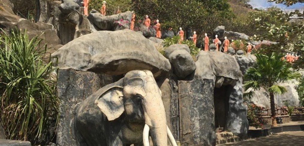Dambulla-Höhlentempel-Sri Lanka-Studienreisen Das beeindruckende Bild zeigt den Dambulla-Höhlentempel, eine der bedeutendsten religiösen Stätten in Sri Lanka. Die Höhle ist mit wunderschönen Wandmalereien und tausenden von Buddhastatuen geschmückt, die den Besuchern eine faszinierende Erfahrung bieten. Die Studienreisen von Anke Budde bieten die Möglichkeit, diesen spirituellen Ort zu erkunden und mehr über die reiche Geschichte und Kultur des Landes zu erfahren.