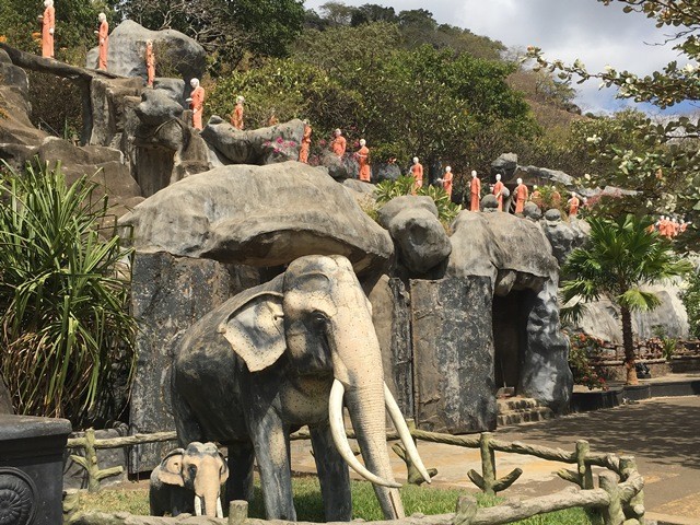 Dambulla-Höhlentempel-Sri Lanka-Studienreisen Das beeindruckende Bild zeigt den Dambulla-Höhlentempel, eine der bedeutendsten religiösen Stätten in Sri Lanka. Die Höhle ist mit wunderschönen Wandmalereien und tausenden von Buddhastatuen geschmückt, die den Besuchern eine faszinierende Erfahrung bieten. Die Studienreisen von Anke Budde bieten die Möglichkeit, diesen spirituellen Ort zu erkunden und mehr über die reiche Geschichte und Kultur des Landes zu erfahren.