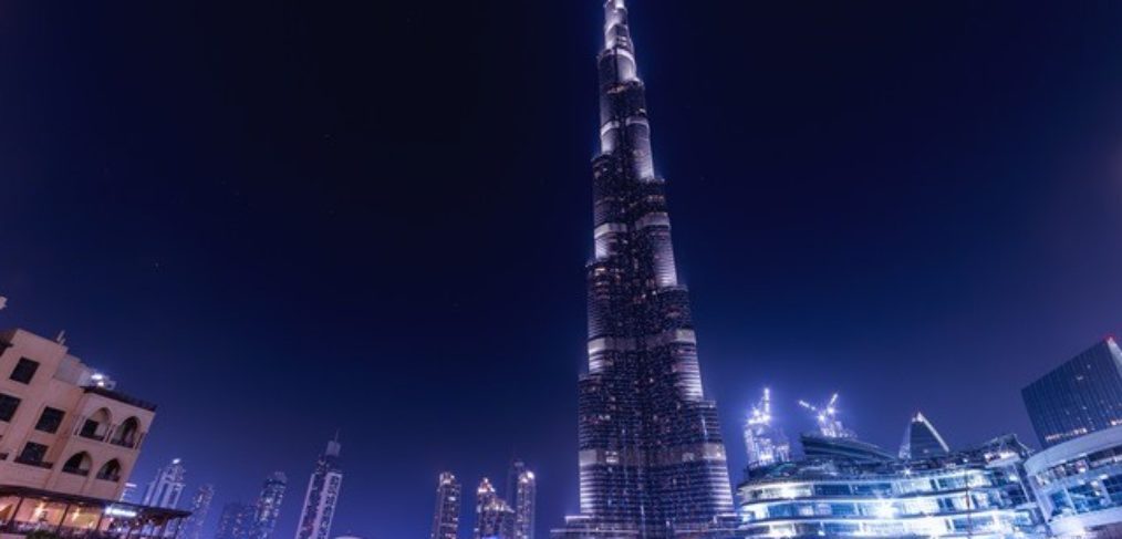 Dubai-Urlaubsreisen-Urlaubsangebote-burj-khalifa Das Bild zeigt das beeindruckende Wahrzeichen von Dubai, den Burj Khalifa, der majestätisch in den Himmel ragt. Dubai, bekannt für seinen Luxus und seine modernen Architektur, bietet eine Fülle von Urlaubsreisen und erstklassigen Urlaubsangeboten. Ein Besuch des Burj Khalifa, dem höchsten Gebäude der Welt, ermöglicht atemberaubende Ausblicke auf die Stadt und die umliegende Wüstenlandschaft. Dubai bietet seinen Besuchern eine Kombination aus Kultur, Luxus, Einkaufsmöglichkeiten und Unterhaltung, die einen unvergesslichen Urlaub verspricht.