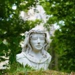 BU: Büste Hildegard von Bingen Pilgerwanderweg; Copyright: Naheland Touristik/W. Lothzky; Verwendungszweck: das Bild ist unter Angabe des Fotonachweises Naheland Touristik/W. Lothzky frei in Verbindung mit einem redaktionellen Beitrag zum Hildegard von Bingen Pilgerwanderweg in der Nahe.Urlaubsregion Auf diesem beeindruckenden Bild sehen wir die Büste von Hildegard von Bingen, der berühmten Mystikerin und Heilkundlerin, entlang des Pilgerwanderwegs, der ihr zu Ehren geschaffen wurde. Die Büste symbolisiert die spirituelle Kraft und das Erbe der Heiligen, während der Pilgerwanderweg die Möglichkeit bietet, ihre Lehren und Weisheiten zu erkunden. Pilger und Wanderer können auf den Spuren von Hildegard von Bingen wandeln und dabei ihre eigene spirituelle Reise erleben. Diese inspirierende Verbindung von Kunst, Kultur und Spiritualität macht den Pilgerwanderweg zu einem besonderen Ort der Einkehr und des Wachstums.