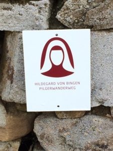 BU: Wegemarkierung Hildegard von Bingen Pilgerwanderweg; Copyright: Naheland-Touristik; Verwendungszweck: Das Bild ist unter Angabe des Fotonachweises Naheland-Touristik frei in Verbindung mit einem redaktionellen Beitrag zum Hildegard von Bingen Pilgerwanderweg in der Nahe.Urlaubsregion; weitere Verwendungen bedürfen der schriftlichen Zustimmung der Naheland-Touristik GmbH, www.naheland.net Auf diesem wunderbaren Bild sehen wir eine Wegemarkierung des Hildegard von Bingen Pilgerwanderwegs. Die deutlich erkennbare Markierung weist Pilgern den richtigen Weg auf dieser spirituellen Reise, die den Fußspuren der berühmten Mystikerin und Heilkundlerin Hildegard von Bingen folgt. Der Pilgerwanderweg bietet eine einzigartige Möglichkeit, die Schönheit der Natur zu genießen und sich gleichzeitig mit der spirituellen Lehre und dem Erbe von Hildegard von Bingen zu verbinden. Die Wegemarkierung lädt dazu ein, sich auf die Reise der Selbsterkenntnis und des inneren Wachstums zu begeben.