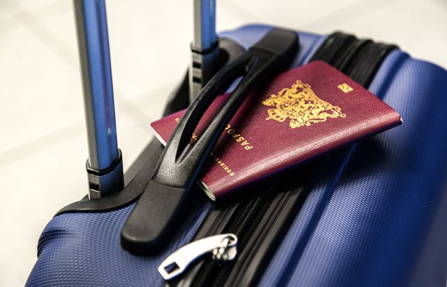Koffer-Urlaubsreisen-Urlaubsangebote-Luxusurlaub Das Bild zeigt einen eleganten Koffer, der symbolisch für unvergessliche Urlaubsreisen steht. Mit seinem stilvollen Design und hochwertigen Materialien verkörpert der Koffer den Luxus und Komfort eines exklusiven Urlaubs. Urlaubsangebote und Pauschalreisen bieten die Möglichkeit, in die Welt des Luxusurlaubs einzutauchen und sich verwöhnen zu lassen. Ob exotische Strände, pulsierende Metropolen oder abgelegene Paradiese - ein Luxusurlaub verspricht unvergessliche Erlebnisse und erstklassige Serviceleistungen.