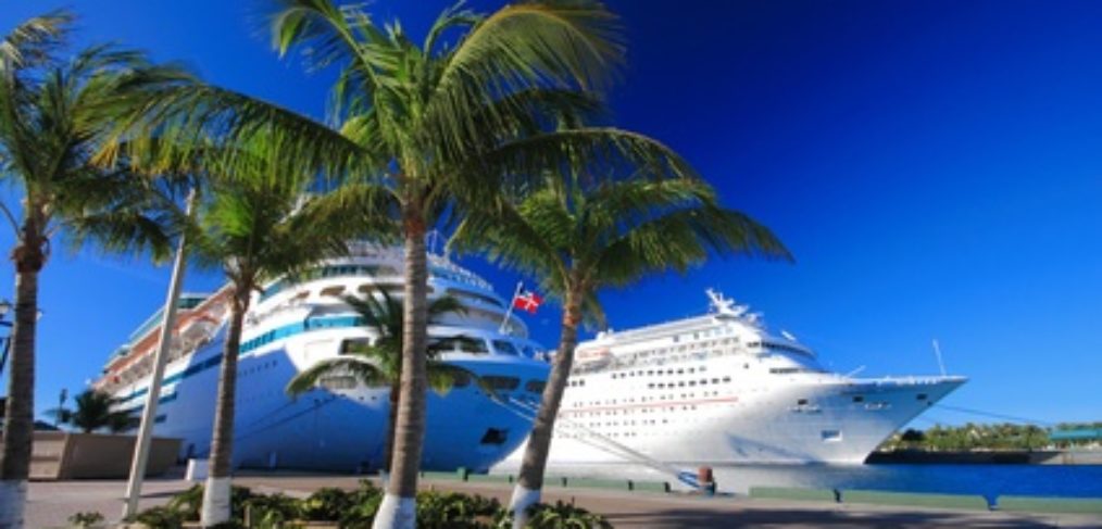 Kreuzfahrtschiff Bahamas Hafen Karibik Auf diesem atemberaubenden Bild können Sie ein imposantes Kreuzfahrtschiff im Hafen der Bahamas in der Karibik bewundern. Das majestätische Schiff thront über dem türkisblauen Wasser und lässt erahnen, welche Abenteuer und exotischen Ziele es auf seiner Reise bereithält. Der Hafen ist lebendig, mit farbenfrohen Gebäuden und geschäftigen Menschen, die das maritime Flair der Karibik genießen. Diese Aufnahme lädt Sie ein, sich von der Magie der Kreuzfahrt mitreißen zu lassen und unvergessliche Erinnerungen auf den traumhaften Inseln der Bahamas zu schaffen.