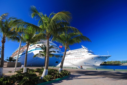 Kreuzfahrtschiff Bahamas Hafen Karibik Auf diesem atemberaubenden Bild können Sie ein imposantes Kreuzfahrtschiff im Hafen der Bahamas in der Karibik bewundern. Das majestätische Schiff thront über dem türkisblauen Wasser und lässt erahnen, welche Abenteuer und exotischen Ziele es auf seiner Reise bereithält. Der Hafen ist lebendig, mit farbenfrohen Gebäuden und geschäftigen Menschen, die das maritime Flair der Karibik genießen. Diese Aufnahme lädt Sie ein, sich von der Magie der Kreuzfahrt mitreißen zu lassen und unvergessliche Erinnerungen auf den traumhaften Inseln der Bahamas zu schaffen.