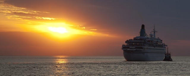 Kreuzfahrt-Kreuzfahrtschiff-Luxusurlaub Willkommen an Bord dieses luxuriösen Kreuzfahrtschiffs! Dieses Bild entführt Sie in eine Welt des Luxus und der Entspannung auf hoher See. Das elegante Kreuzfahrtschiff gleitet majestätisch durch das türkisblaue Wasser und bietet Ihnen einen unvergleichlichen Urlaub voller Komfort und erstklassiger Annehmlichkeiten. Genießen Sie die exzellente Gastronomie, entspannen Sie sich in den luxuriösen Kabinen und lassen Sie sich von einem breiten Angebot an Aktivitäten und Unterhaltung verwöhnen. Diese Kreuzfahrt wird zu einem unvergesslichen Erlebnis und entführt Sie an faszinierende Orte weltweit.