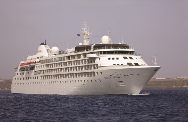 Silversea Silver Wind in Cape Verde Erleben Sie eine unvergessliche Kreuzfahrt mit der Silversea Silver Wind durch das atemberaubende Kap Verde. Auf diesem Bild können Sie das luxuriöse Kreuzfahrtschiff bewundern, während es majestätisch vor der Kulisse der wunderschönen Inseln ankert. Genießen Sie den Komfort und die Eleganz an Bord, erkunden Sie die farbenfrohe Kultur und die faszinierende Natur dieser paradiesischen Inselgruppe. Tauchen Sie ein in eine Welt voller Entspannung, Abenteuer und exotischer Schönheit.