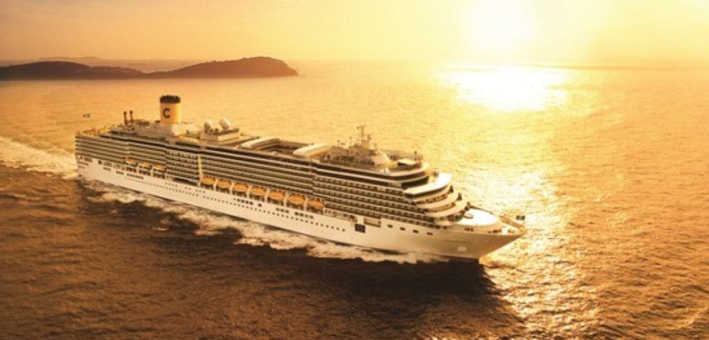 Kreuzfahrt buchen-Arabische Emirate-Costa Deliziosa Auf dem Bild ist das beeindruckende Kreuzfahrtschiff Costa Deliziosa zu sehen, das sich auf einer unvergesslichen Reise durch die Arabischen Emirate befindet. Mit seiner eleganten Ausstattung und den erstklassigen Annehmlichkeiten bietet die Costa Deliziosa ein luxuriöses Erlebnis für Passagiere, die eine Kreuzfahrt in den Arabischen Emiraten buchen. Erkunden Sie die faszinierenden Städte wie Dubai und Abu Dhabi, genießen Sie den Blick auf die spektakulären Wolkenkratzer und lassen Sie sich von der arabischen Gastfreundschaft verzaubern.