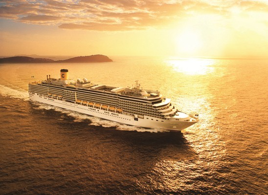 Kreuzfahrt buchen-Arabische Emirate-Costa Deliziosa Auf dem Bild ist das beeindruckende Kreuzfahrtschiff Costa Deliziosa zu sehen, das sich auf einer unvergesslichen Reise durch die Arabischen Emirate befindet. Mit seiner eleganten Ausstattung und den erstklassigen Annehmlichkeiten bietet die Costa Deliziosa ein luxuriöses Erlebnis für Passagiere, die eine Kreuzfahrt in den Arabischen Emiraten buchen. Erkunden Sie die faszinierenden Städte wie Dubai und Abu Dhabi, genießen Sie den Blick auf die spektakulären Wolkenkratzer und lassen Sie sich von der arabischen Gastfreundschaft verzaubern.