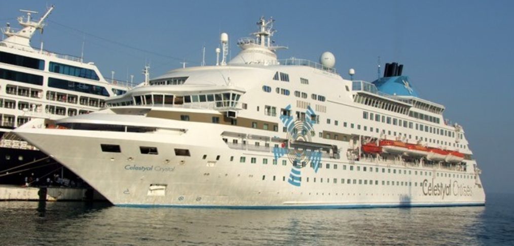 Kreuzfahrtschiff-Celestyal Crystal-Kusadasi-Urlaubsreisen Kreuzfahrtschiff Das Bild zeigt das beeindruckende Kreuzfahrtschiff "Celestyal Crystal" während einer Zwischenstation in Kusadasi. Mit seiner eleganten Erscheinung und luxuriösen Ausstattung ist dieses Kreuzfahrtschiff ein beliebtes Ziel für Urlaubsreisen. An Bord können die Passagiere erstklassige Annehmlichkeiten genießen, darunter exquisite Restaurants, Unterhaltungsmöglichkeiten und ein entspannender Wellnessbereich. Kusadasi, ein malerischer Hafen in der Türkei, bietet den Passagieren die Möglichkeit, historische Stätten zu erkunden, lokale Märkte zu besuchen und die gastfreundliche Kultur der Region kennenzulernen. Eine Kreuzfahrt mit der Celestyal Crystal verspricht ein unvergessliches Urlaubserlebnis.