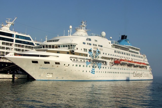 Kreuzfahrtschiff-Celestyal Crystal-Kusadasi-Urlaubsreisen Kreuzfahrtschiff Das Bild zeigt das beeindruckende Kreuzfahrtschiff "Celestyal Crystal" während einer Zwischenstation in Kusadasi. Mit seiner eleganten Erscheinung und luxuriösen Ausstattung ist dieses Kreuzfahrtschiff ein beliebtes Ziel für Urlaubsreisen. An Bord können die Passagiere erstklassige Annehmlichkeiten genießen, darunter exquisite Restaurants, Unterhaltungsmöglichkeiten und ein entspannender Wellnessbereich. Kusadasi, ein malerischer Hafen in der Türkei, bietet den Passagieren die Möglichkeit, historische Stätten zu erkunden, lokale Märkte zu besuchen und die gastfreundliche Kultur der Region kennenzulernen. Eine Kreuzfahrt mit der Celestyal Crystal verspricht ein unvergessliches Urlaubserlebnis.
