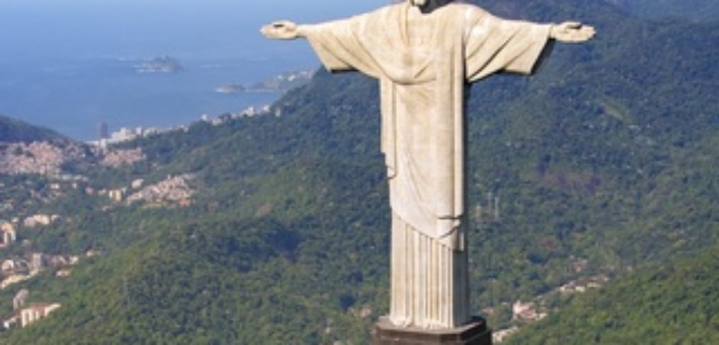 Luftaufnahme von Christus dem Erlöser-Denkmal und Rio De Janeiro Willkommen in Rio de Janeiro, der atemberaubenden Stadt der Wunder! Dieses Bild zeigt eine faszinierende Luftaufnahme des berühmten Christus dem Erlöser-Denkmals. Erhebe dich über die Stadt und bewundere das imposante Monument, das majestätisch über Rio thront. Mit ausgebreiteten Armen scheint es eine Botschaft der Hoffnung und des Friedens auszusenden. Der Anblick des Christus-Denkmals ist ein Symbol für die beeindruckende Schönheit und Spiritualität von Rio de Janeiro. Tauche ein in das pulsierende Leben dieser Stadt, erlebe die lebendige Kultur, die atemberaubenden Strände und die freundlichen Menschen. Rio de Janeiro ist ein Ort voller Kontraste und fesselnder Energie, und das Christus-Denkmals ist ein unvergessliches Wahrzeichen, das Besucher aus der ganzen Welt anzieht.