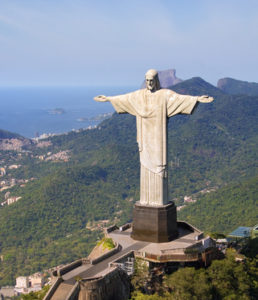 Luftaufnahme von Christus dem Erlöser-Denkmal und Rio De Janeiro Willkommen in Rio de Janeiro, der atemberaubenden Stadt der Wunder! Dieses Bild zeigt eine faszinierende Luftaufnahme des berühmten Christus dem Erlöser-Denkmals. Erhebe dich über die Stadt und bewundere das imposante Monument, das majestätisch über Rio thront. Mit ausgebreiteten Armen scheint es eine Botschaft der Hoffnung und des Friedens auszusenden. Der Anblick des Christus-Denkmals ist ein Symbol für die beeindruckende Schönheit und Spiritualität von Rio de Janeiro. Tauche ein in das pulsierende Leben dieser Stadt, erlebe die lebendige Kultur, die atemberaubenden Strände und die freundlichen Menschen. Rio de Janeiro ist ein Ort voller Kontraste und fesselnder Energie, und das Christus-Denkmals ist ein unvergessliches Wahrzeichen, das Besucher aus der ganzen Welt anzieht.