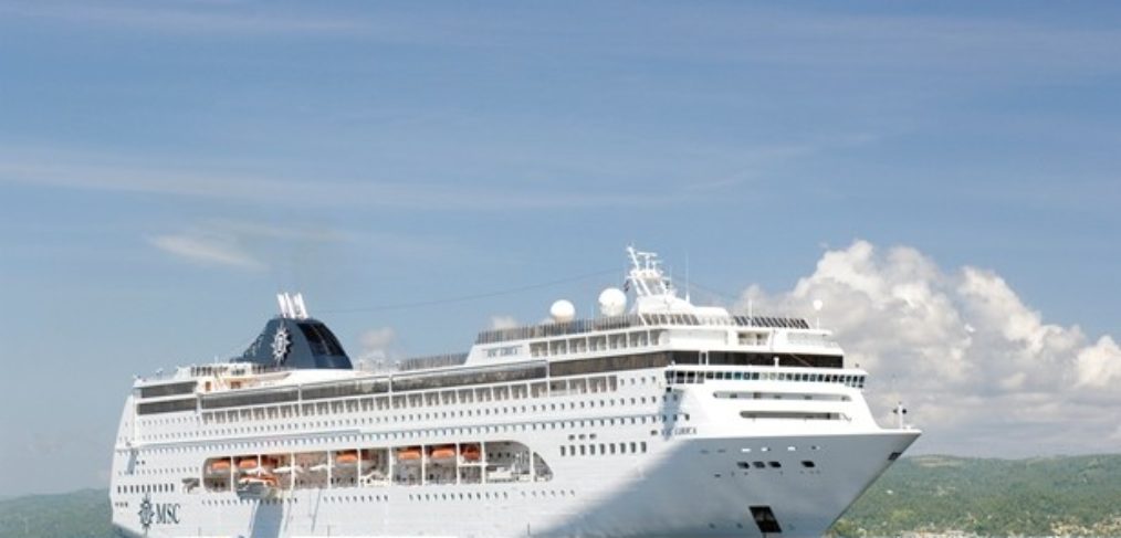 MSC Lirica-Kreuzfahrt buchen-Arabische Emirate Das Bild zeigt das beeindruckende Kreuzfahrtschiff MSC Lirica, das sich auf einer atemberaubenden Reise durch die Arabischen Emirate befindet. Mit seiner eleganten Ausstattung und den zahlreichen Freizeitmöglichkeiten bietet die MSC Lirica den Passagieren ein unvergessliches Kreuzfahrterlebnis in den Arabischen Emiraten. Erkunden Sie die glitzernden Städte Dubai und Abu Dhabi, bewundern Sie die modernen Wolkenkratzer und lassen Sie sich von der orientalischen Kultur verzaubern. Eine Kreuzfahrt mit der MSC Lirica durch die Arabischen Emirate verspricht Luxus, Komfort und unvergessliche Momente.