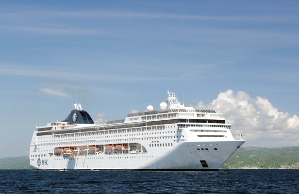 MSC Lirica-Kreuzfahrt buchen-Arabische Emirate Das Bild zeigt das beeindruckende Kreuzfahrtschiff MSC Lirica, das sich auf einer atemberaubenden Reise durch die Arabischen Emirate befindet. Mit seiner eleganten Ausstattung und den zahlreichen Freizeitmöglichkeiten bietet die MSC Lirica den Passagieren ein unvergessliches Kreuzfahrterlebnis in den Arabischen Emiraten. Erkunden Sie die glitzernden Städte Dubai und Abu Dhabi, bewundern Sie die modernen Wolkenkratzer und lassen Sie sich von der orientalischen Kultur verzaubern. Eine Kreuzfahrt mit der MSC Lirica durch die Arabischen Emirate verspricht Luxus, Komfort und unvergessliche Momente.