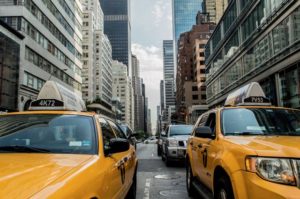 New York-Urlaubsreise USA-Taxi im Verkehr Das Bild zeigt die pulsierende Metropole New York City in den USA, wo der Verkehr von gelben Taxis dominiert wird. Die Straßen sind belebt und voller Energie, während die gelben Taxis geschäftig durch die Straßen von Manhattan fahren. Dieses Bild fängt die lebendige Atmosphäre und das typische Stadtbild von New York ein, das für seine ikonischen gelben Taxis bekannt ist. Ein Urlaub in New York bietet eine Fülle an Sehenswürdigkeiten, Kultur und aufregenden Erlebnissen.