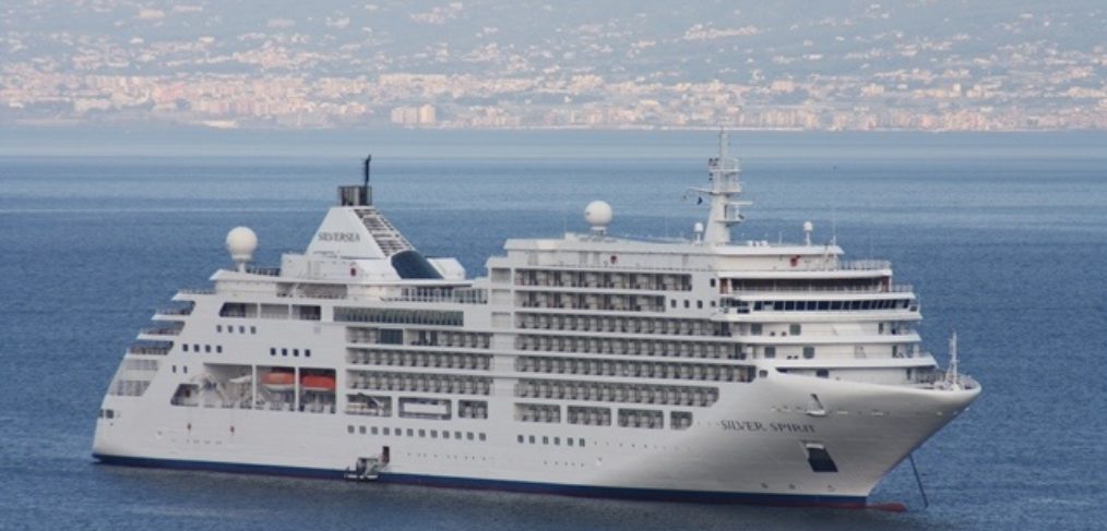 Silversea Kreuzfahrten Kreuzfahrtschiff In diesem beeindruckenden Bild sehen wir das Kreuzfahrtschiff von Silversea, das entlang der atemberaubenden Küste des Mittelmeers gleitet. Das türkisfarbene Wasser und die malerischen Küstenstädte bilden eine wunderbare Kulisse für dieses luxuriöse Kreuzfahrterlebnis. An Bord genießen die Passagiere den erstklassigen Service, die kulinarischen Köstlichkeiten und die zahlreichen Annehmlichkeiten, die Silversea zu bieten hat. Von der Erkundung historischer Sehenswürdigkeiten bis hin zu entspannten Strandtagen bietet diese Kreuzfahrt im Mittelmeer eine perfekte Mischung aus Kultur, Entspannung und Genuss.