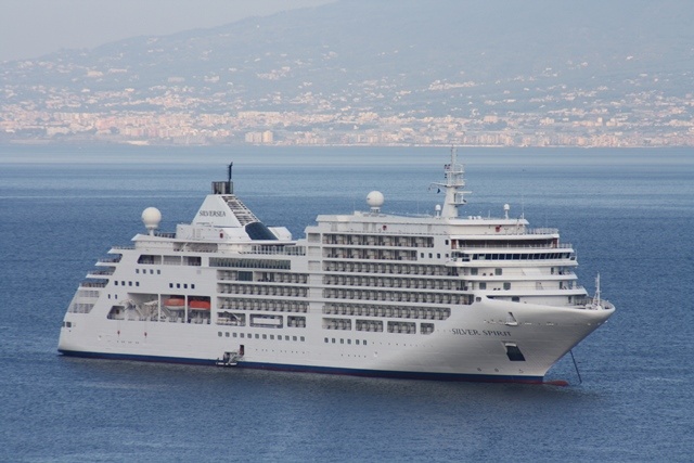 Silversea Kreuzfahrten Kreuzfahrtschiff In diesem beeindruckenden Bild sehen wir das Kreuzfahrtschiff von Silversea, das entlang der atemberaubenden Küste des Mittelmeers gleitet. Das türkisfarbene Wasser und die malerischen Küstenstädte bilden eine wunderbare Kulisse für dieses luxuriöse Kreuzfahrterlebnis. An Bord genießen die Passagiere den erstklassigen Service, die kulinarischen Köstlichkeiten und die zahlreichen Annehmlichkeiten, die Silversea zu bieten hat. Von der Erkundung historischer Sehenswürdigkeiten bis hin zu entspannten Strandtagen bietet diese Kreuzfahrt im Mittelmeer eine perfekte Mischung aus Kultur, Entspannung und Genuss.