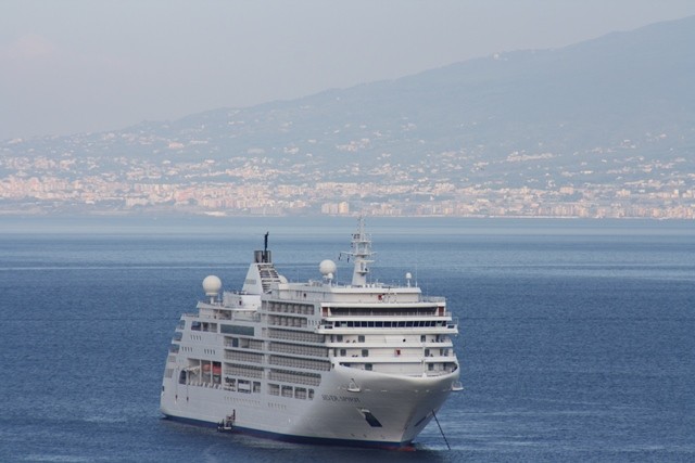 Silversea Kreuzfahrten Mittelmeer Auf diesem faszinierenden Bild sehen wir das elegante Kreuzfahrtschiff von Silversea, während es majestätisch durch das glitzernde Mittelmeer gleitet. Mit seinen imposanten Ausmaßen und modernem Design verkörpert es Luxus und Komfort. Die Passagiere an Deck genießen die warme Sonne, während sie den atemberaubenden Blick auf das azurblaue Meer und die Küstenstädte entlang der Route genießen. Die entspannte Atmosphäre, das erstklassige Serviceangebot und die vielfältigen Unterhaltungsmöglichkeiten machen diese Kreuzfahrt zu einem unvergesslichen Erlebnis. Ein Urlaub mit Silversea Kreuzfahrten im Mittelmeer verspricht Luxus, Entspannung und unvergessliche Momente.