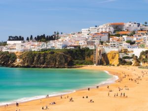 Strand von Albufeira-Urlaubsreisen Algarve Das Bild zeigt den atemberaubenden Strand von Albufeira an der Algarve in Portugal. Ein wahres Paradies für Urlauber, die Sonne, Sand und Meer genießen möchten. Der goldene Sand erstreckt sich entlang der Küste und das azurblaue Wasser lädt zum Schwimmen und Entspannen ein. Die Algarve ist bekannt für ihre spektakulären Strände, von denen Albufeira einer der beliebtesten ist. Mit seinem malerischen Küstenpanorama, den charmanten Strandbars und den zahlreichen Wassersportmöglichkeiten ist Albufeira ein perfektes Reiseziel für alle, die einen unvergesslichen Urlaub in Portugal verbringen möchten.