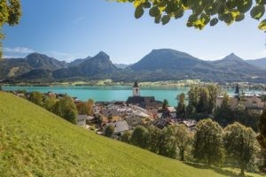 Wolfgangsee-Österreich Urlaubsreisen-St. Wolfgang Das Bild zeigt den malerischen Wolfgangsee in Österreich, genauer gesagt die charmante Stadt St. Wolfgang. Umgeben von majestätischen Bergen und klarem, türkisblauem Wasser ist der Wolfgangsee ein beliebtes Reiseziel für Natur- und Kulturliebhaber. Das idyllische Städtchen St. Wolfgang lädt mit seinen historischen Gebäuden, charmanten Gassen und gemütlichen Cafés zum Verweilen ein. Ob beim Bootfahren auf dem See, Wandern in der umliegenden Berglandschaft oder dem Genuss traditioneller österreichischer Küche - der Wolfgangsee bietet ein unvergessliches Urlaubserlebnis.