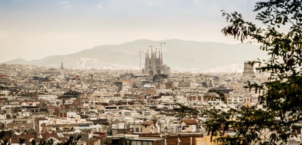 barcelona-kathedrale sagrada-panorama-kreuzfahrt-urlaubsreisen Das Bild zeigt eine atemberaubende Panoramaansicht der berühmten Sagrada Familia Kathedrale in Barcelona, Spanien. Die imposante Architektur und die filigranen Details machen sie zu einem beliebten Ziel für Kreuzfahrten und Urlaubsreisen. Die Sagrada Familia ist ein Meisterwerk des modernistischen Architekten Antoni Gaudí und ein Symbol für die kulturelle Vielfalt und den Reichtum Barcelonas. Tauchen Sie ein in die faszinierende Atmosphäre dieser beeindruckenden Kathedrale und lassen Sie sich von ihrer Schönheit und Einzigartigkeit verzaubern.