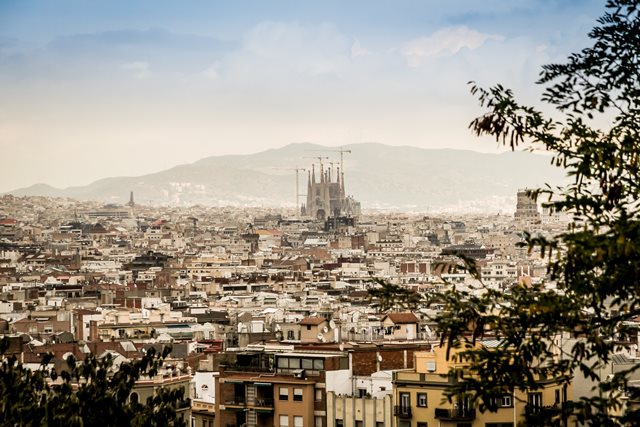 barcelona-kathedrale sagrada-panorama-kreuzfahrt-urlaubsreisen Das Bild zeigt eine atemberaubende Panoramaansicht der berühmten Sagrada Familia Kathedrale in Barcelona, Spanien. Die imposante Architektur und die filigranen Details machen sie zu einem beliebten Ziel für Kreuzfahrten und Urlaubsreisen. Die Sagrada Familia ist ein Meisterwerk des modernistischen Architekten Antoni Gaudí und ein Symbol für die kulturelle Vielfalt und den Reichtum Barcelonas. Tauchen Sie ein in die faszinierende Atmosphäre dieser beeindruckenden Kathedrale und lassen Sie sich von ihrer Schönheit und Einzigartigkeit verzaubern.