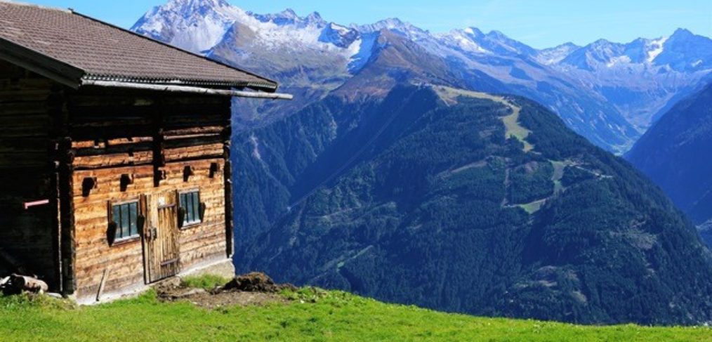 finkenberg-Urlaub Zillertal-Familienurlaub-Wandern-Urlaubsreisen Das Bild zeigt die malerische Ortschaft Finkenberg im wunderschönen Zillertal. Finkenberg ist ein beliebtes Reiseziel für Familien, die einen erholsamen und abenteuerlichen Urlaub in den österreichischen Alpen verbringen möchten. Auf dem Bild ist eine glückliche Familie zu sehen, die gemeinsam auf einer Wanderung durch die atemberaubende Berglandschaft unterwegs ist. Die saftig grünen Wiesen, majestätischen Berge und klaren Gewässer bieten den perfekten Hintergrund für unvergessliche Familienausflüge und Naturerlebnisse.