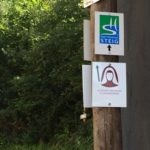 BU: Wegemarkierung Hildegard von Bingen Pilgerwanderweg; Copyright: Naheland Touristik; Verwendungszweck: Das Bild ist unter Angabe des Fotonachweises Kur-und Touristinfo Bad Sobernheim/Peter Bender frei in Verbindung mit einem redaktionellen Beitrag zum Hildegard-Pilgerwanderweg 2017; weitere Verwendungen bedürfen der schriftlichen Zustimmung der Naheland-Touristik GmbH, www.naheland.net Dieses inspirierende Bild zeigt eine Wegemarkierung des Hildegard von Bingen Pilgerwanderwegs an einem Fosten. Der Pilgerweg ist mit dem charakteristischen Logo des Pilgerwegs gekennzeichnet und weist den Weg für diejenigen, die auf den Spuren von Hildegard von Bingen wandeln möchten. Diese Wegemarkierung symbolisiert den spirituellen Pfad und die historische Bedeutung des Pilgerwegs. Sie ermutigt die Pilger, ihren Weg fortzusetzen und die Ruhe und Einkehr entlang des Weges zu suchen. Dieses inspirierende Bild zeigt eine Wegemarkierung des Hildegard von Bingen Pilgerwanderwegs an einem Fosten. Der Pilgerweg ist mit dem charakteristischen Logo des Pilgerwegs gekennzeichnet und weist den Weg für diejenigen, die auf den Spuren von Hildegard von Bingen wandeln möchten. Diese Wegemarkierung symbolisiert den spirituellen Pfad und die historische Bedeutung des Pilgerwegs. Sie ermutigt die Pilger, ihren Weg fortzusetzen und die Ruhe und Einkehr entlang des Weges zu suchen.