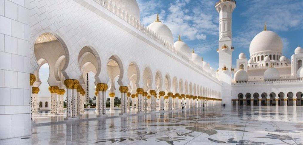 moschee-abu dhabi-urlaubsreisen-urlaubsangebote emirate Das Bild zeigt die atemberaubende Moschee in Abu Dhabi, einer der beeindruckendsten architektonischen Schätze der Vereinigten Arabischen Emirate. Mit ihren kunstvollen Details, den imposanten Kuppeln und den eleganten Minaretten strahlt die Moschee eine majestätische Pracht aus. Abu Dhabi ist ein beliebtes Reiseziel für Urlaubsreisen in die Emirate und bietet Besuchern die Möglichkeit, diese faszinierende Moschee zu erkunden und die reiche Kultur und Geschichte der Region zu erleben.