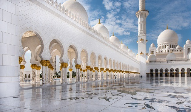 moschee-abu dhabi-urlaubsreisen-urlaubsangebote emirate Das Bild zeigt die atemberaubende Moschee in Abu Dhabi, einer der beeindruckendsten architektonischen Schätze der Vereinigten Arabischen Emirate. Mit ihren kunstvollen Details, den imposanten Kuppeln und den eleganten Minaretten strahlt die Moschee eine majestätische Pracht aus. Abu Dhabi ist ein beliebtes Reiseziel für Urlaubsreisen in die Emirate und bietet Besuchern die Möglichkeit, diese faszinierende Moschee zu erkunden und die reiche Kultur und Geschichte der Region zu erleben.