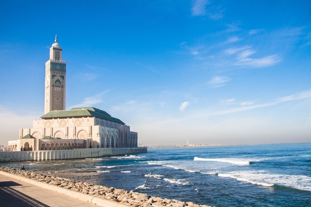 moschee-casablanca-Kreuzfahrten buchen-urlaubsreisen Das Bild zeigt die beeindruckende Moschee in Casablanca, Marokko, eine architektonische Meisterleistung, die Besucher aus aller Welt fasziniert. Mit ihrer imposanten Größe und ihrem modernen Design ist sie ein Symbol für die religiöse und kulturelle Vielfalt des Landes. Casablanca ist ein beliebtes Reiseziel für Kreuzfahrten und Urlaubsreisen, und der Besuch dieser Moschee ist ein absolutes Highlight. Tauchen Sie ein in die faszinierende Atmosphäre von Casablanca und lassen Sie sich von der Schönheit und Pracht dieser einzigartigen Moschee verzaubern.