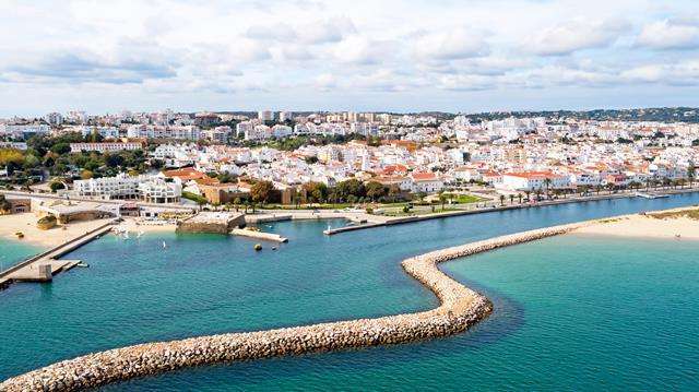 Urlaubsreisen Luftaufnahme von Lagos in der Algarve mit Wasser und Küstenlinie.