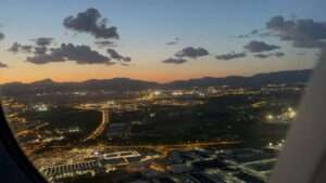 Sonnenuntergang über Mallorca, Blick aus dem Flugzeugfenster.