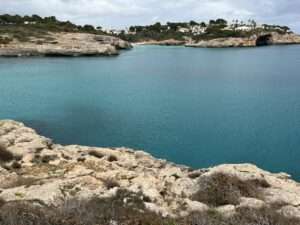 Küste von Mallorca mit kristallklarem Wasser